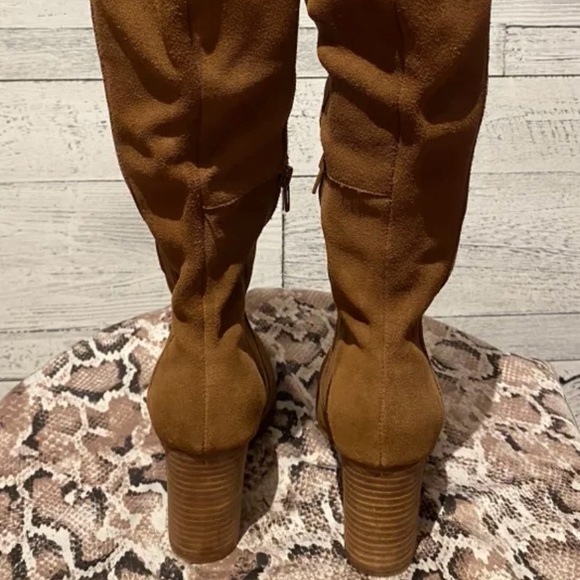 Like new! Beautiful Aldo Suede boots • Size 6 - Picture 2 of 9